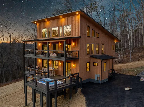 2221 Legend Dr, Sevierville, TN 37876