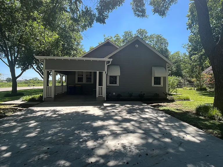 1100 E Franklin St — Photo 15