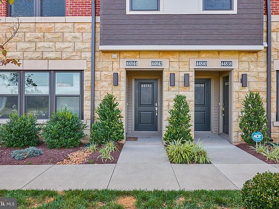 3rd image of 44842 Tiverton Sq