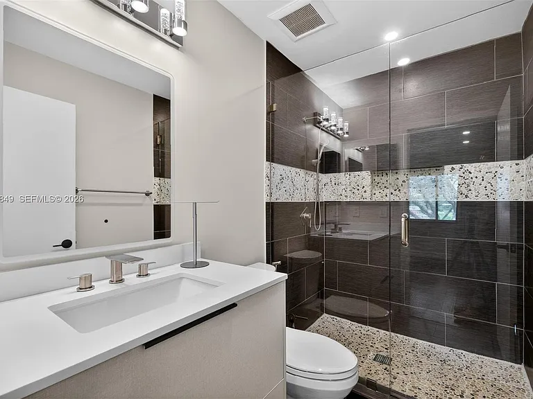 1603 W Harmony Lake Cir — Photo 33