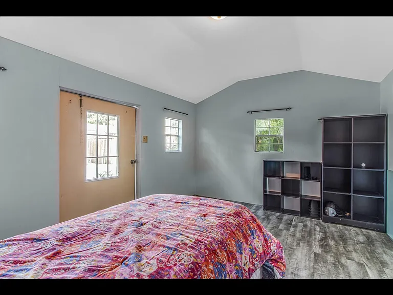 1435 NE 39th St — Photo 16