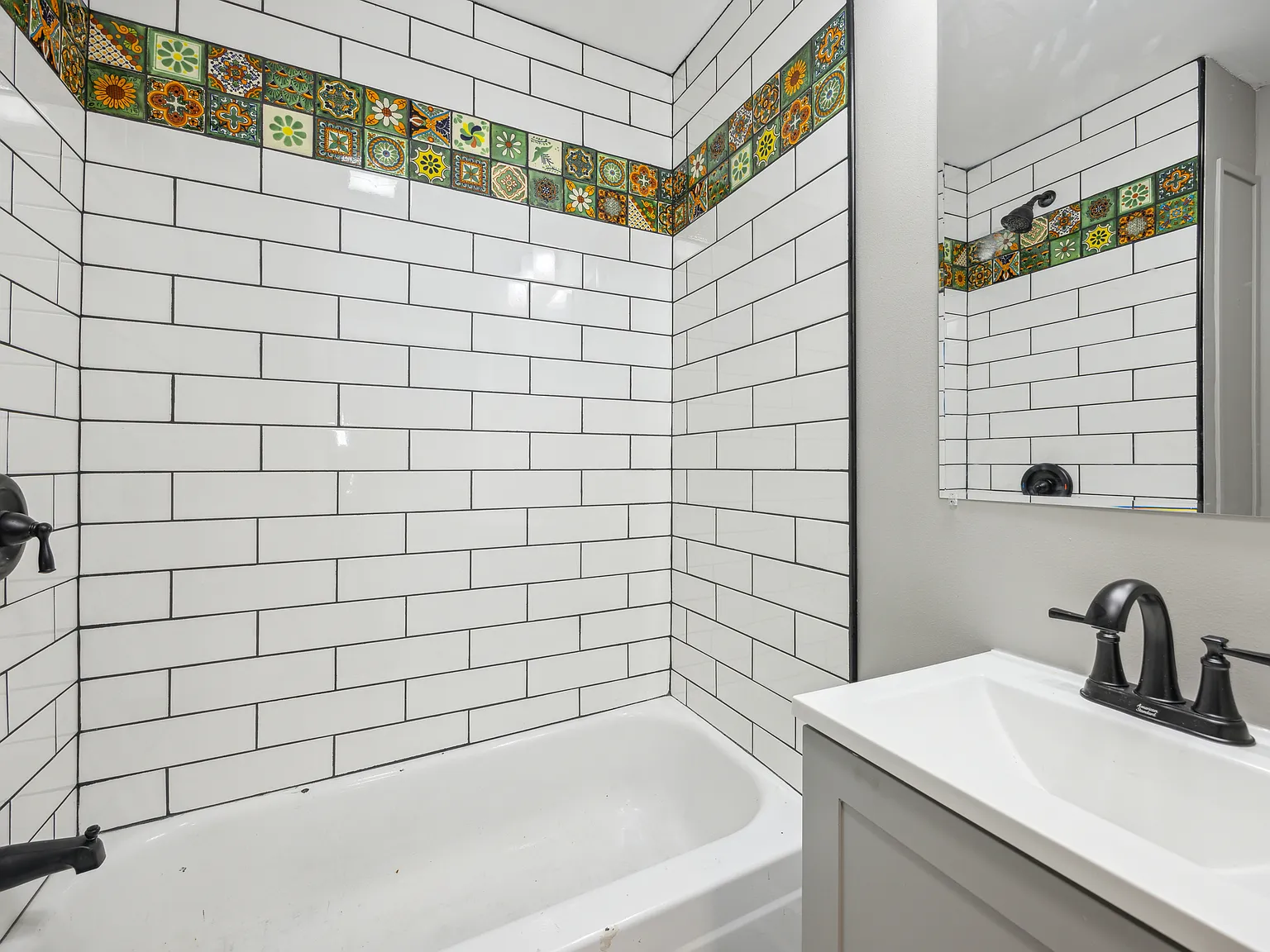 2 bed, 1000 sqft, $1,685 — Photo 2