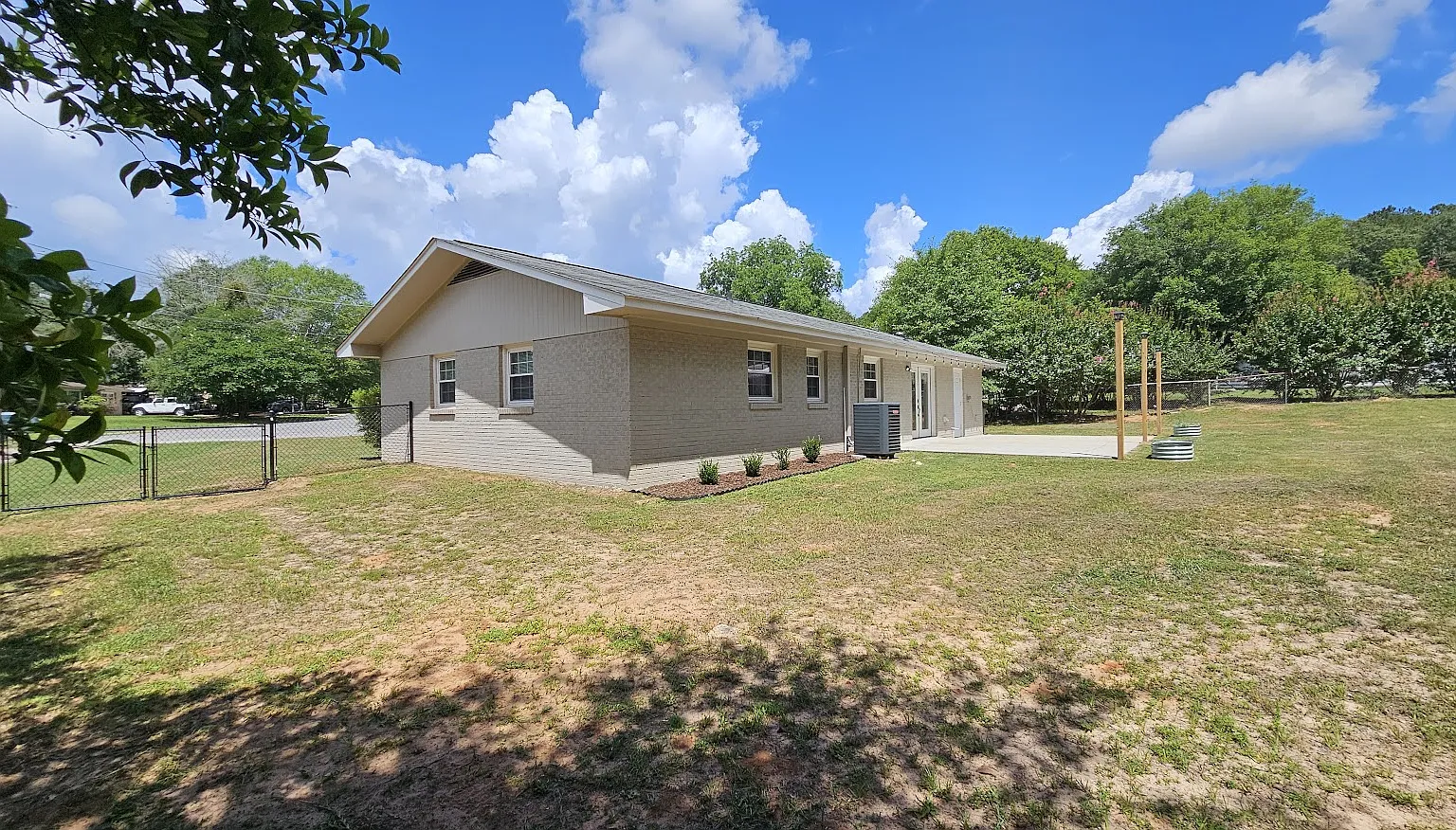 3 bed, 1.5 bath, 1350 sqft, $1,400 — Photo 2