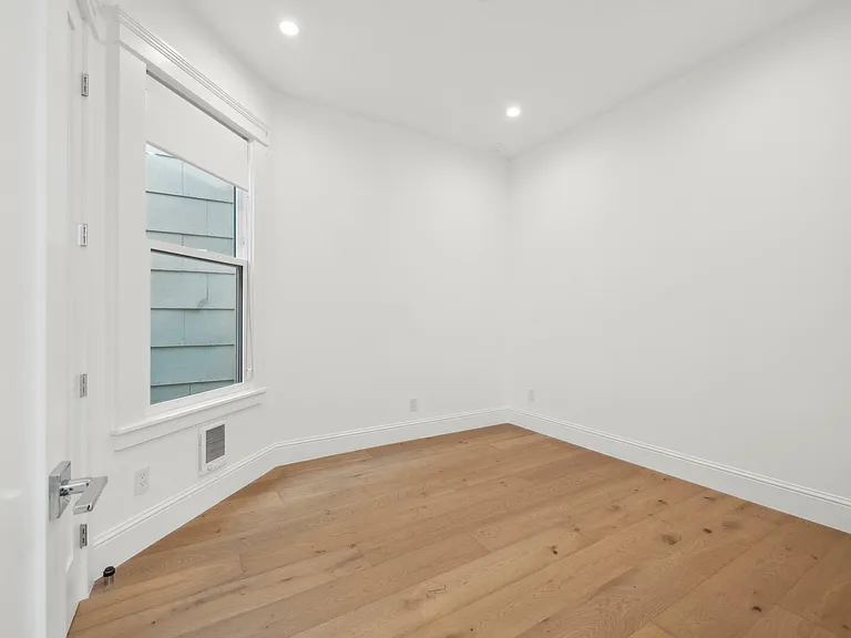 576 Chestnut St — Photo 24