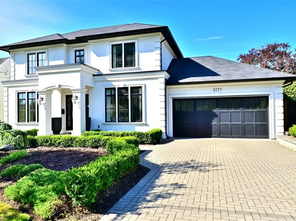 2777 Dewdney Ave, Oak Bay, BC V8R 3M3