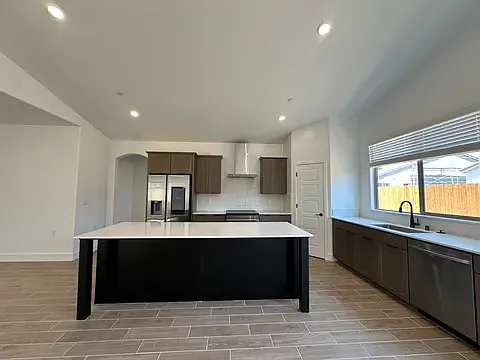 5 bed, 2169 sqft, $3,750 — Photo 3