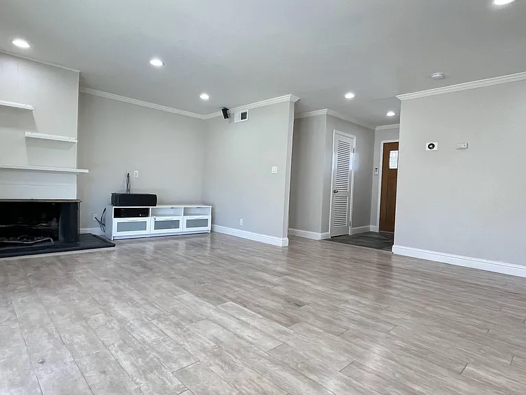 3713 Justine Dr — Photo 7