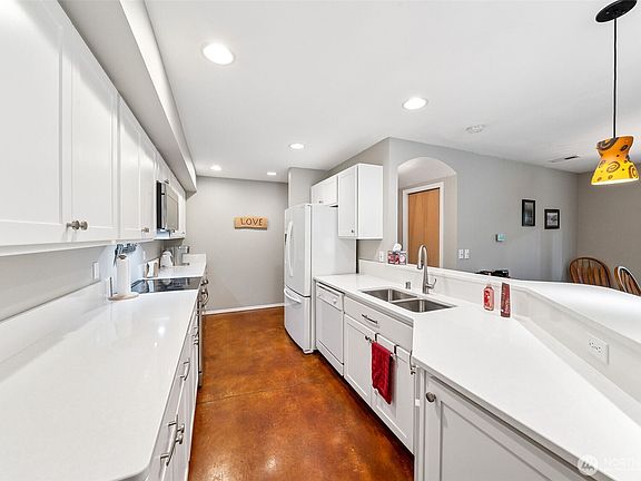 5th image of 1415 32nd Street Ct NW