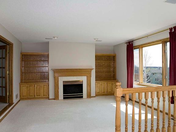 Family Room w Fireplace