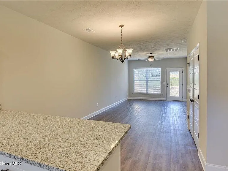 544 Hardy Point — Photo 4