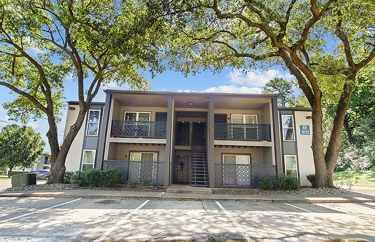 Granada Apartment Homes — Photo 32