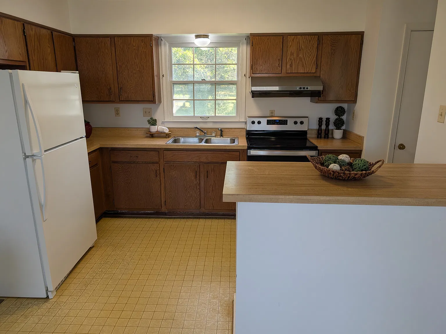 3 bed, 1.5 bath, 1256 sqft, $2,100 — Photo 3