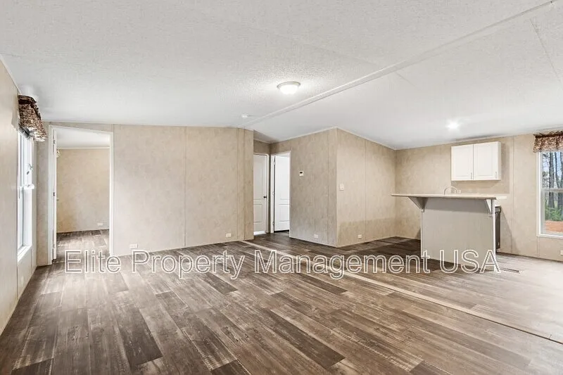 3 bed, 2.0 bath, 1015 sqft, $1,745 — Photo 4