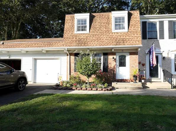 21 Thornton Commons #21, Yaphank, NY 11980