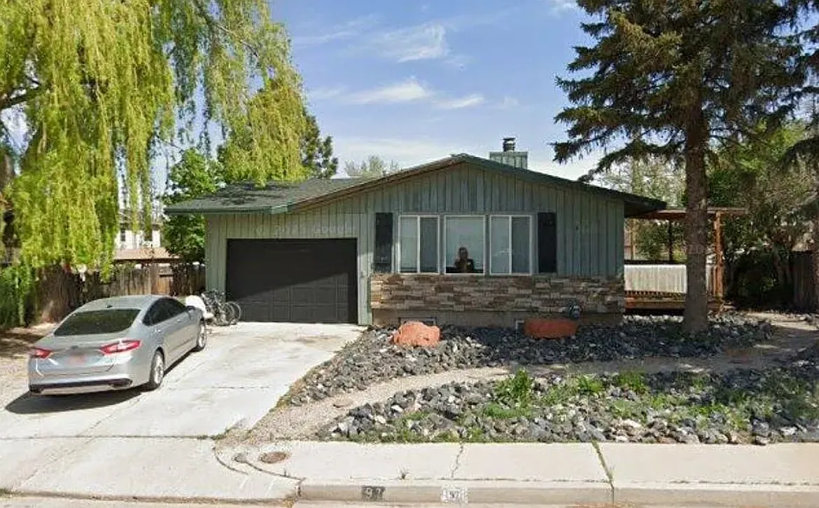 6 bed, 1696 sqft, $500 — Photo 1
