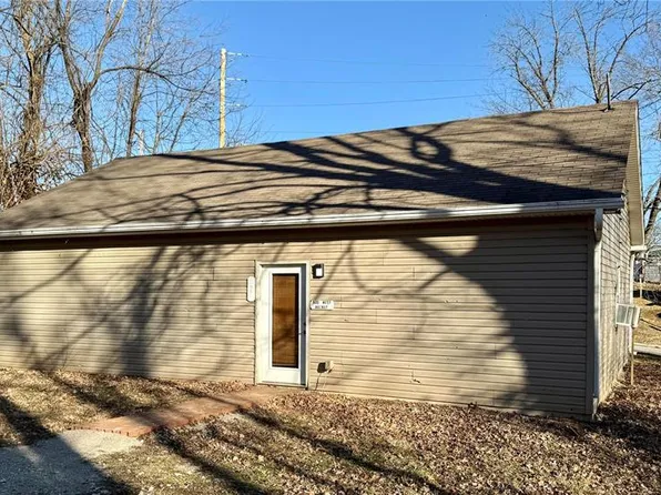 535 W Walnut St, Winfield, MO 63389