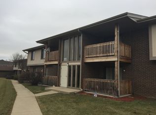 900 Garden Cir, Streamwood, IL