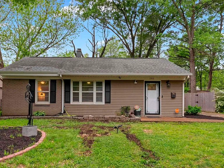 1343 Dearing Rd — Photo 4