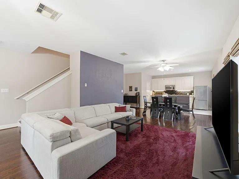 1716 Elgin St — Photo 14