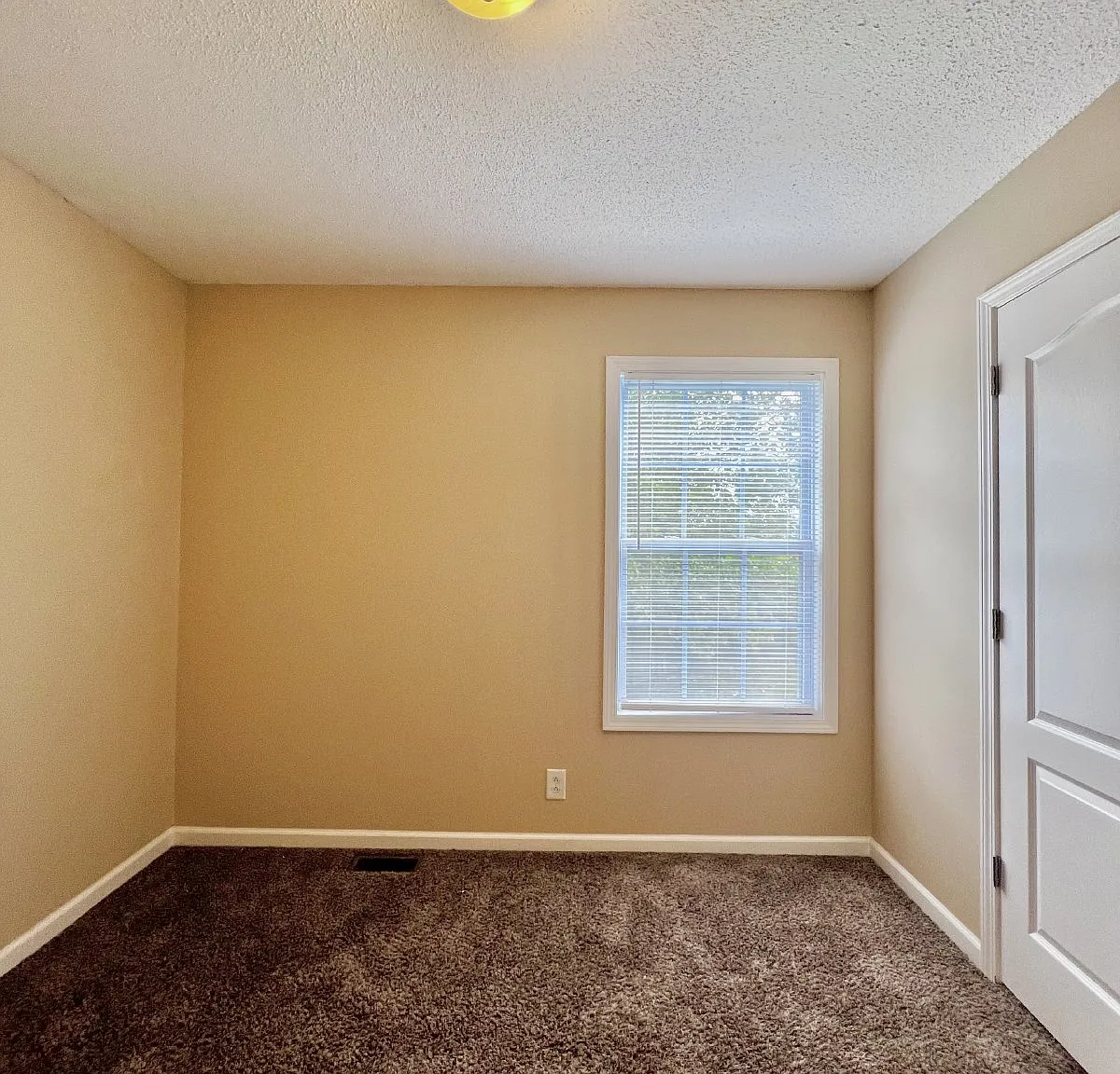 3 bed, 2.0 bath, 1200 sqft, $1,525 — Photo 3