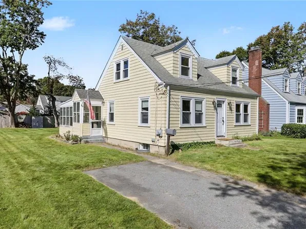 18 Townsend St, Barrington, RI 02806