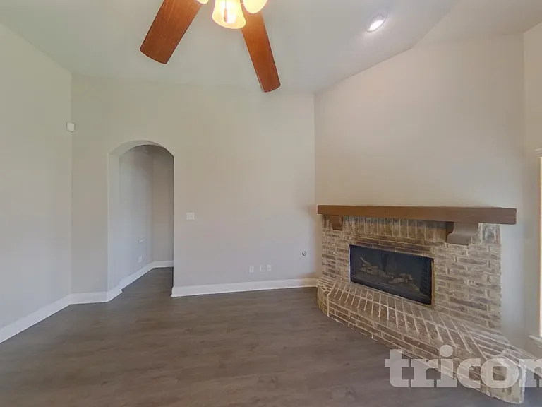 513 Alice Ln — Photo 2