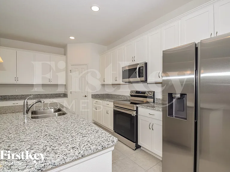 320 Corbel Ln — Photo 6