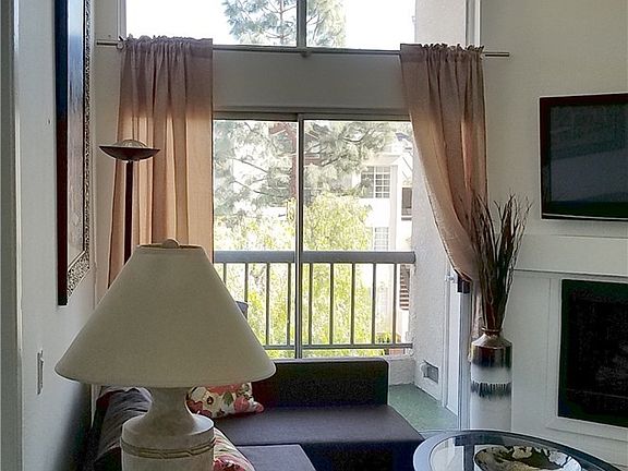 3rd image of 5530 Owensmouth Ave APT 317