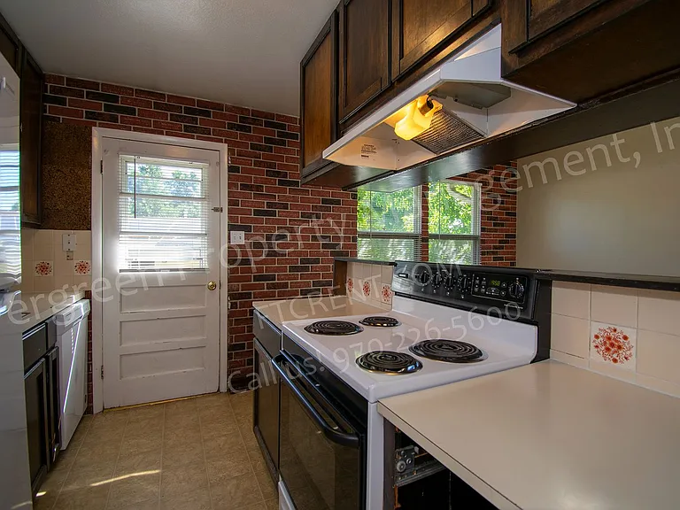 1916 Larkspur Dr — Photo 8