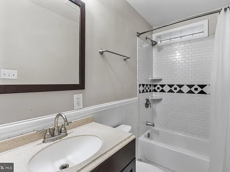 4947 Catharine St — Photo 8