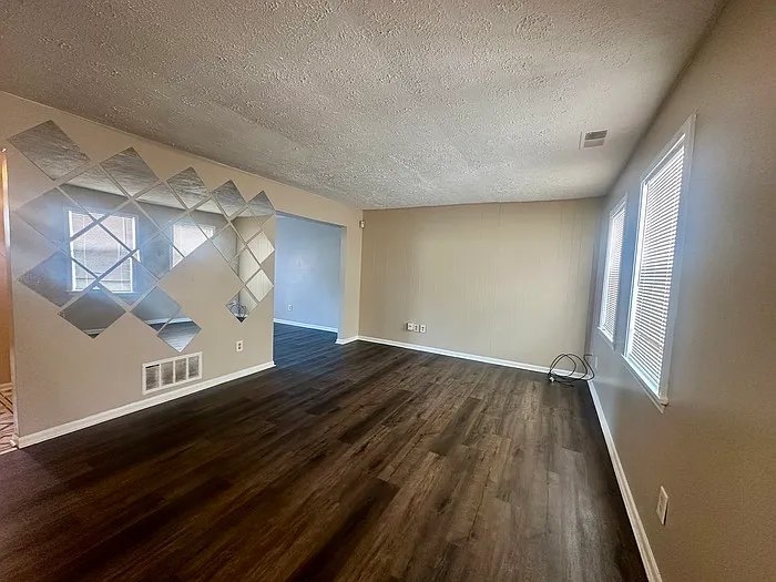 3 bed, 2.5 bath, 1605 sqft, $1,400 — Photo 4