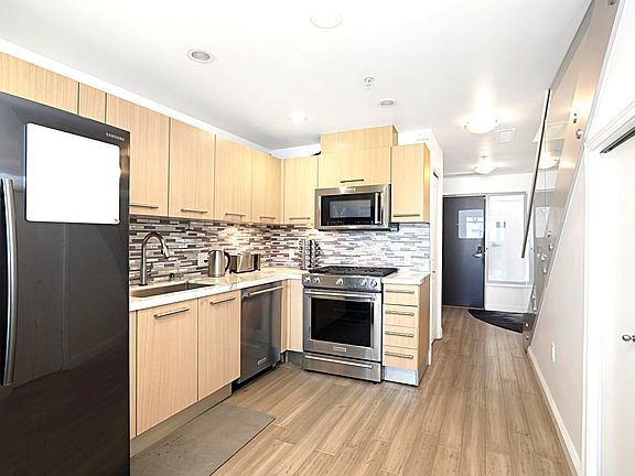 3rd image of 825 W Beech St Unit 301