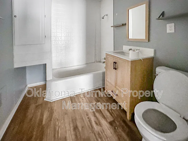 1104 W 8th St — Photo 5