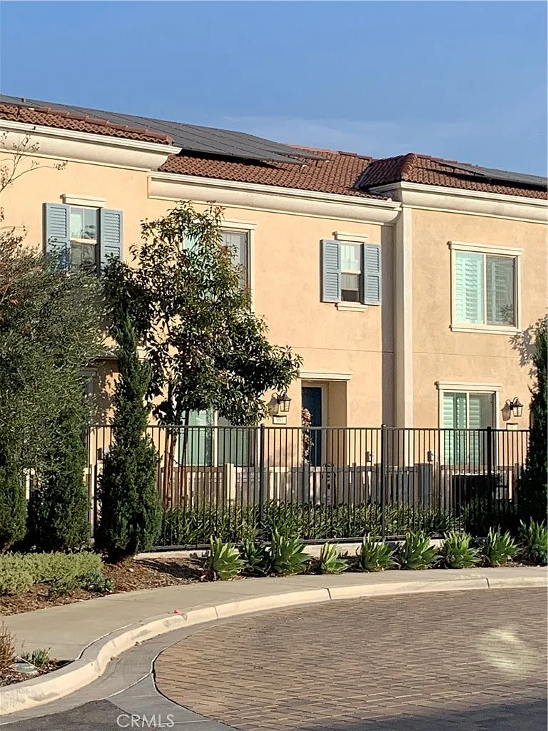 3 bed, 2.5 bath, 1375 sqft, $3,200 — Photo 2