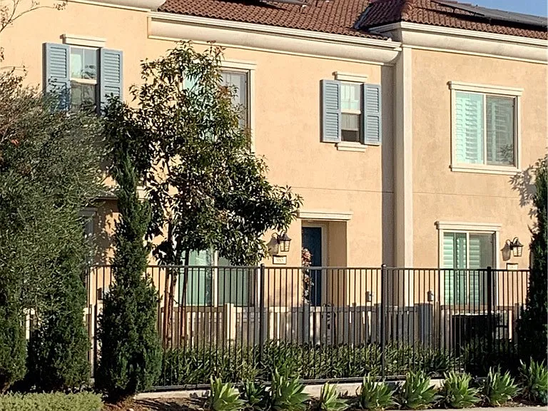 985 W Clover Ave — Photo 2