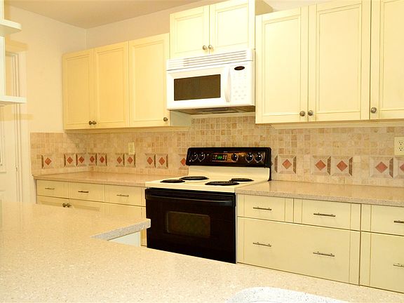 5th image of 374 Casuarina Cir