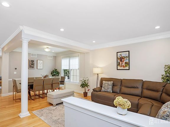 5th image of 32 Walden Ct