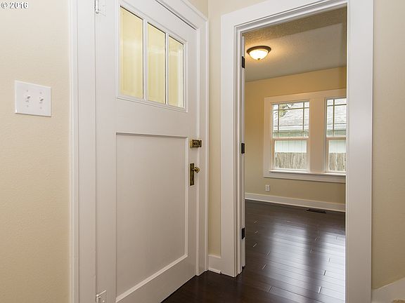 4th image of 275 NW Dennis Ave