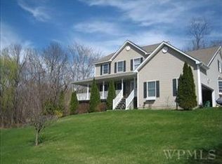 8 Carrington Ct, Poughkeepsie, NY 12603