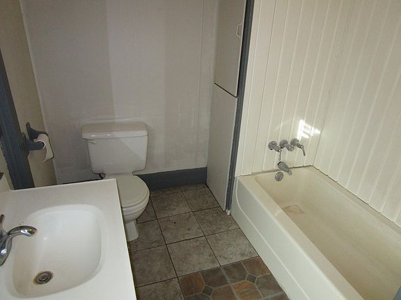 3rd image of 428 Tuscarawas Ave NW #1/2
