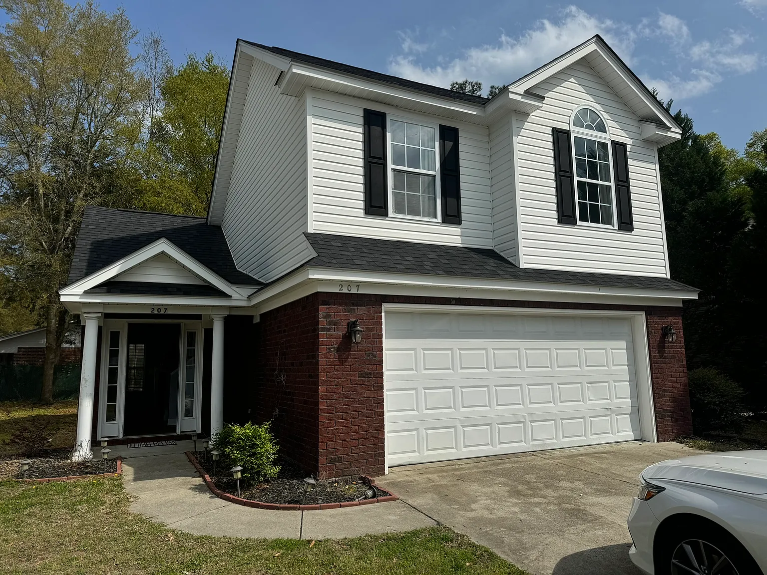 3 bed, 2.5 bath, 2200 sqft, $2,400 — Photo 1