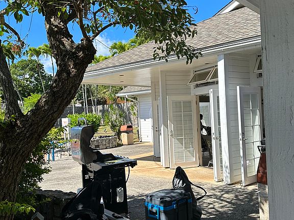 FACILITY FOR GATHERINGS WITH FAMILY AND FRIENDS.
INCLUDES KITCHEN / REFRIGERATOR