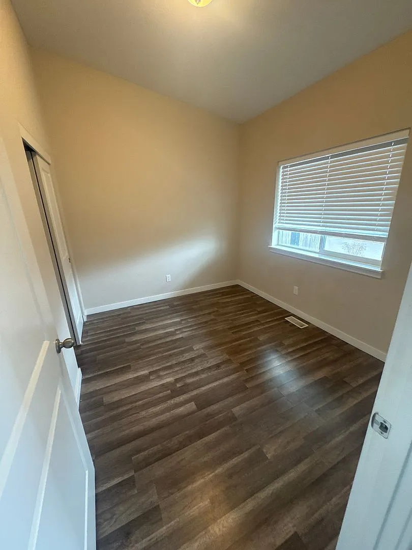 single story with garage — Photo 2