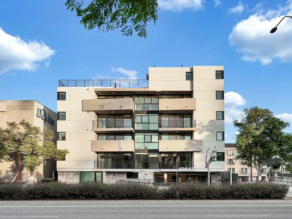 Clad LA