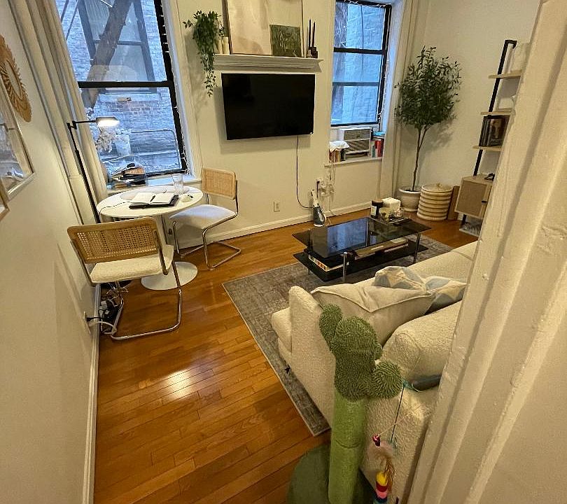 1st image of 1431 1st Ave APT 2r