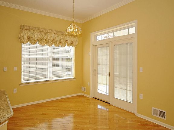 Large Breakfast area With Slider To Paver Patio