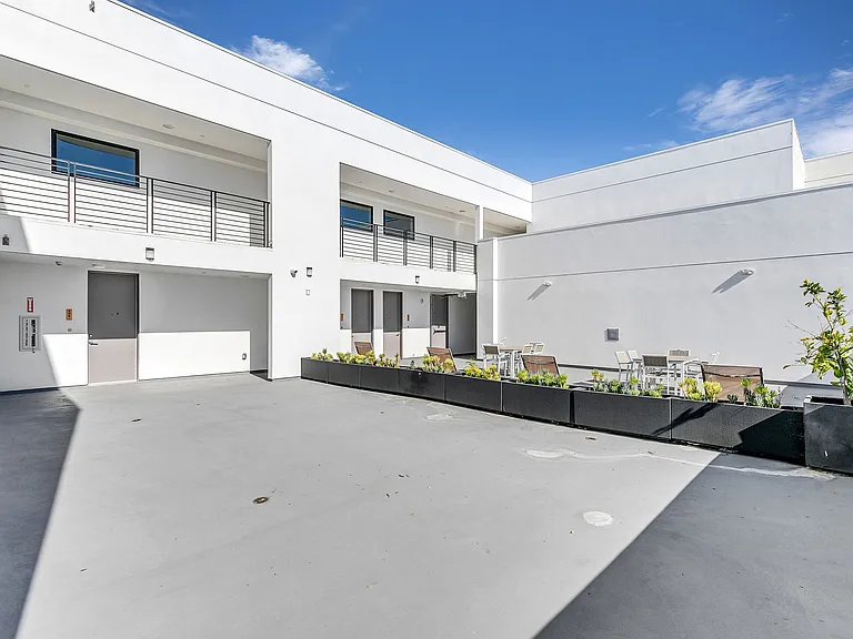 825 Coronado-Building — Photo 11
