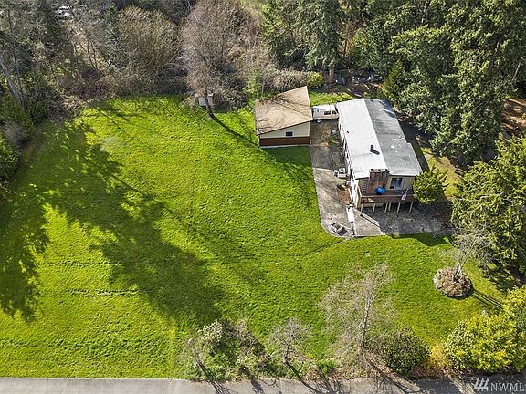 Large flat level lot. Possibilities are endless.