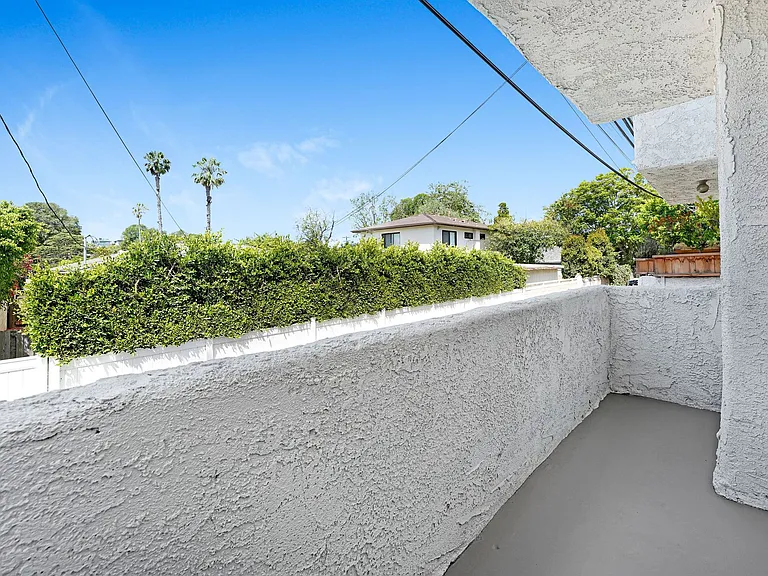 3415 McLaughlin Ave in Mar Vista! Steps to toe Mar Vista Rec Center! — Photo 1