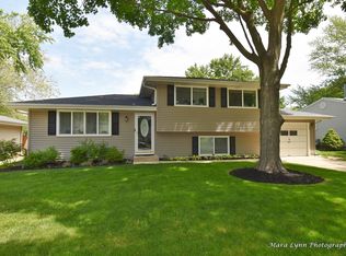 1520 Jobe Ave, St Charles, IL 60174